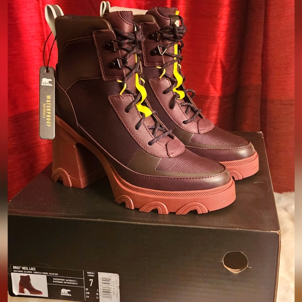NWT Sorel Brex Chelsea Cinder Heel Bootie